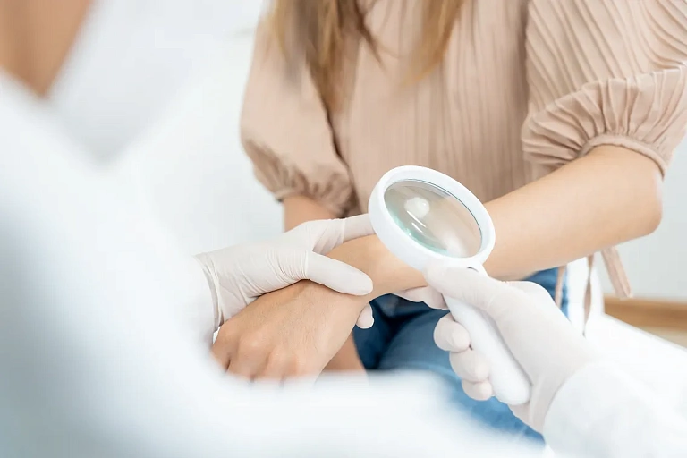 Дерматологическая история пациента с тревогой: Что важно не пропустить?